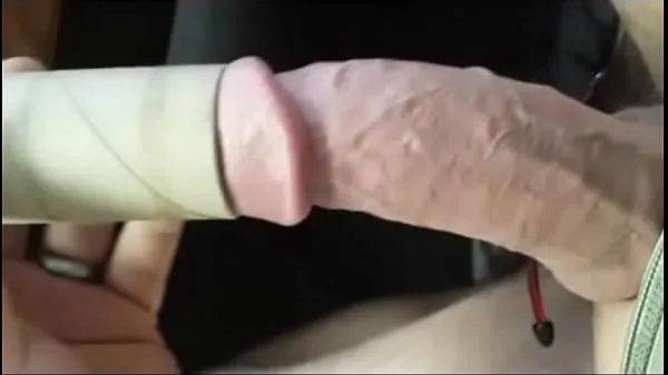 Prueba de tubo de papel higiénico, gran polla venosa masturbándose con anillo de pene