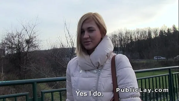 La studentessa ceca paga la bionda per il sesso pubblico