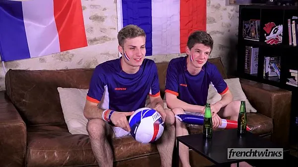 Due ragazzi supportano la squadra di calcio francese a modo loro