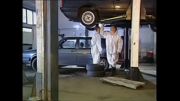 Femme de grande classe défoncée par des mécaniciens dans un garage