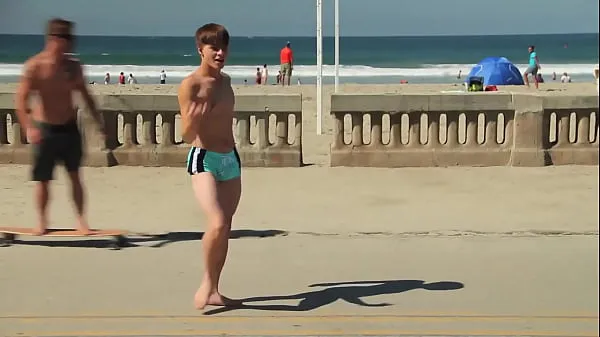 Twink танцует на пляже со спидометром / Совершенно новые танцевальные купальники на пляже