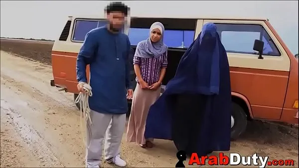 O pastor de cabras vende peitos grandes de árabe para soldado ocidental para sexo