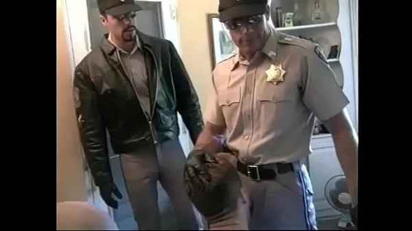 Randy policeman chupando y follando trío