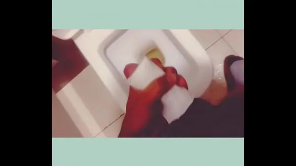 Grandi Ragazzo indiano gay che si masturba nel locale di riposo dell'ufficio facendo uso del titolare della carta igienica nuovi film