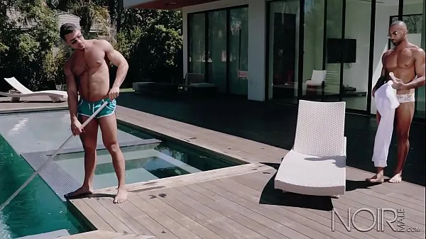 Sexy cazzo grosso ragazzo nero ha sesso con ragazzo latino che pulisce la sua piscina