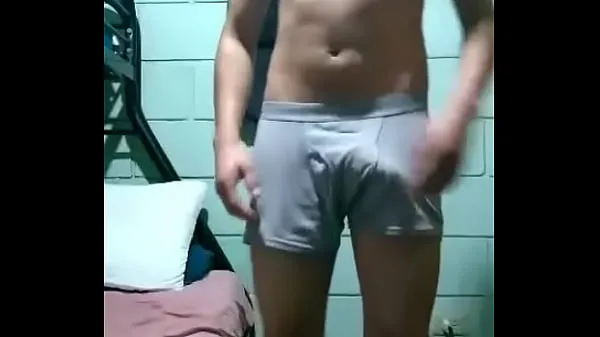 mi amigo me manda este video para calentarme desnudándose