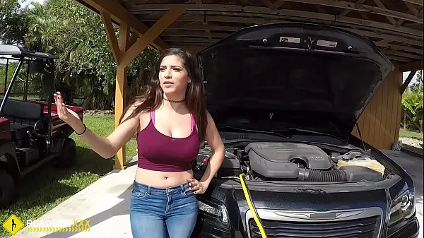 Big Roadside - Latina wife has sex with her mechanic outside new Movies