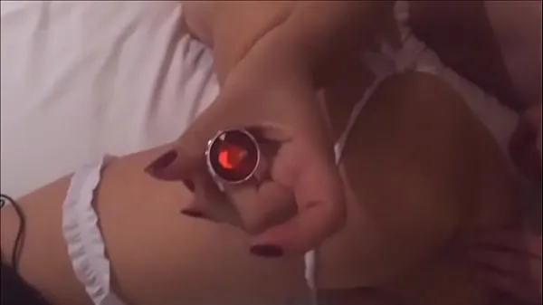 De grands Ma jeune femme a demandé un plug dans son cul pour ne pas ressentir trop de douleur pendant que son amie noire la baise - véritable amateur - complet en rouge de nouveaux films