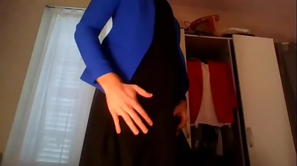 Молодая секретарша-кроссдрессерша в любительском видео соблазняет и мастурбирует в раскаленном тренче, сексуальном синем пиджаке и красивом черном платье