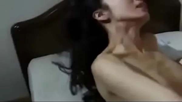 Une milf asiatique profite d'une liaison sexuelle avec un jeune amant