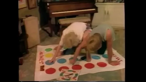 Big Es hora de Twister! Jugar ese divertido juego nunca fue tan emocionante para Pamela Jennings. Solo un suplemento a las reglas lo convirtió en un desagradable thriller sexual nuevas películas