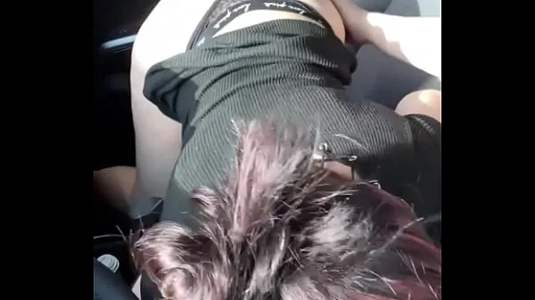 Grote Thick white girl with an amazing ass sucks dick while her man is driving and then she takes a load of cum on her big booty after he fucks her on the side of the street nieuwe films