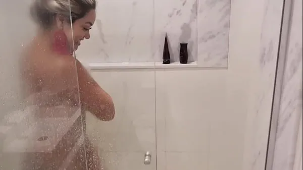 муж застукал свою горячую блондинку с BBC, занимающуюся сексом в ванной