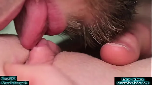 Große PUSSY LECKEN. Nahaufnahme von Kitzlerlecken, Muschifingern und echtem weiblichen Orgasmus. Lauter stöhnender Orgasmus neuen Filme