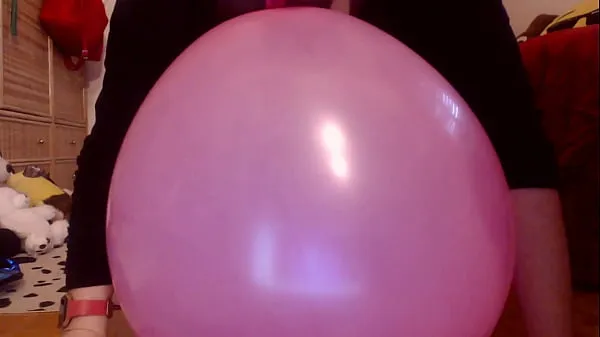 Big Italian milf cums on top of the balloons all wet new Movies
