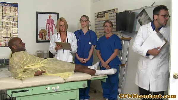 CFNM enfermera Krissy Lynn acción de sexo en grupo